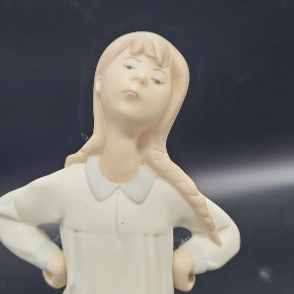 Lladro Skeptical Young Girl In Night Gown Bisque Matte Finish - Picture 2 of 6